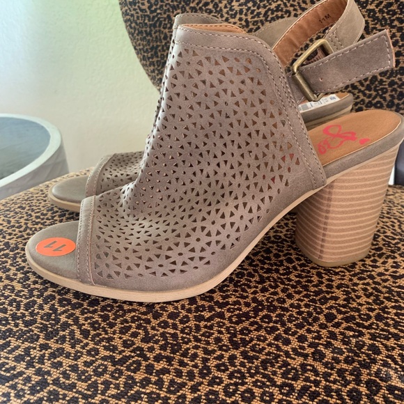 Jelly Pop Women's Laser Cut Peep Toe Low Heeled Sandals - Picture 3 of 7